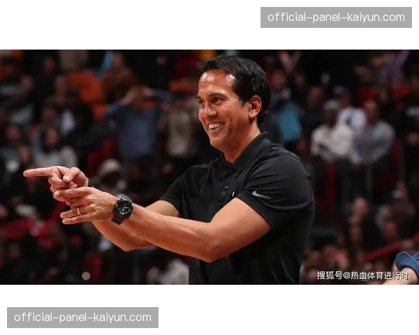 特写：热火新秀在完成关键封盖后，与场边主帅斯波尔斯特拉激情撞胸