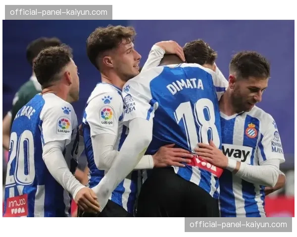 特写：前队友重逢，伊萨克森进球后拒绝庆祝，向老东家致歉