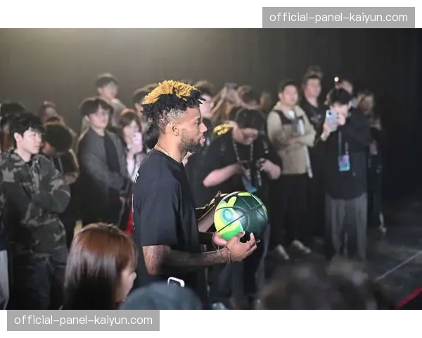 现场：大雨中，富勒姆球迷高歌致敬即将退役的老将威廉